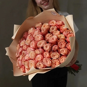 Букет из 51 пионовидной розы Kahala 50 см (Эквадор) в кремовой пленке