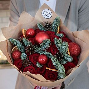 Букет из 25 красных роз 35-40 см (Россия) с елью и апельсином
