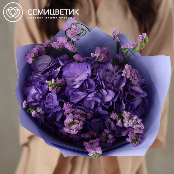 Букет из сиреневой гортензии и статицы в сиреневой пленке