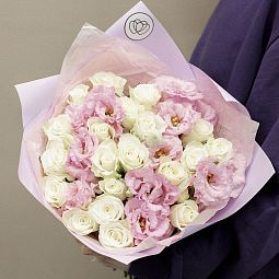 Букет из 20 белых роз 40 см (Кения) и 11 розовых лизиантусов 