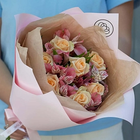 Букет из 7 кремовых роз 35-40 см (Россия) и 4 альстромерий в розовых тонах в розовой пленке