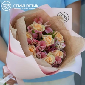 Букет из 7 кремовых роз 35-40 см (Россия) и 4 альстромерий в розовых тонах в розовой пленке