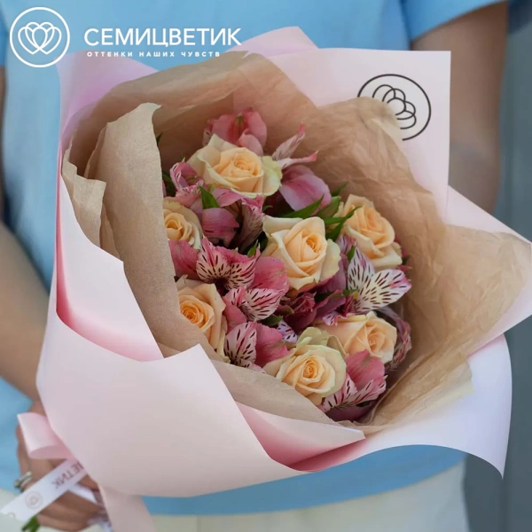 Букет из 7 кремовых роз 35-40 см (Россия) и 4 альстромерий в розовых тонах в розовой пленке