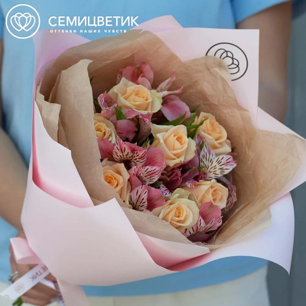 Букет из 7 кремовых роз 35-40 см (Россия) и 4 альстромерий в розовых тонах в розовой пленке