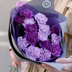 Свадебный букет  из 15 сиреневых и фиолетовых гвоздик