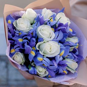 Свадебный букет  из 10 белых роз 40 см (Кения) и 25 синих ирисов