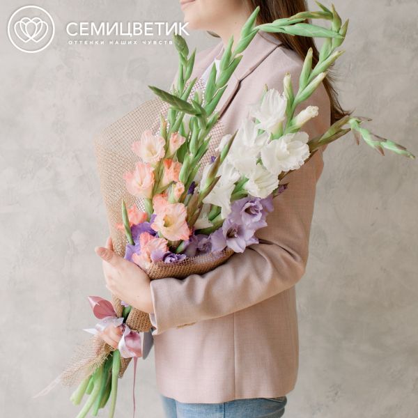 Букет из 7 белых, сиреневых и нежно-розовых гладиолусов