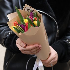 Букет из 15 тюльпанов микс в ярких тонах