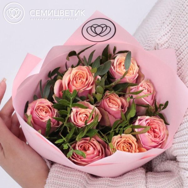 Букет из 9 персиковых пионовидных роз Wild Look 40 см c фисташкой