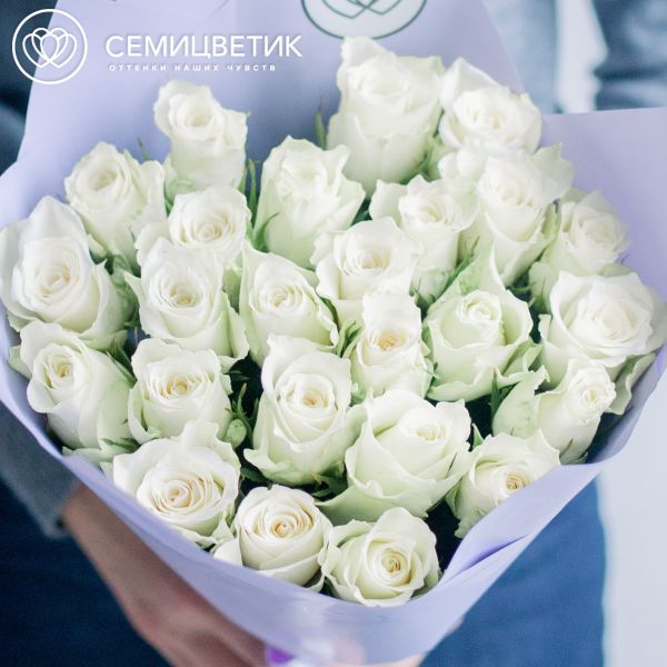 Букет из 25 белых роз 40 см (Кения) в сиреневой упаковке