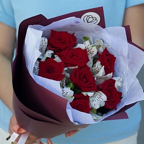 Букет из 7 красных роз 35-40 см (Россия) и 4 белых альстромерий в бордовой пленке