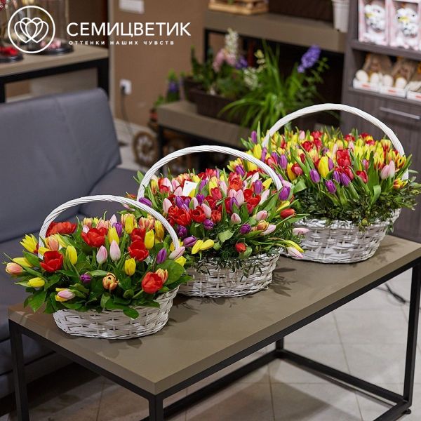 Композиция из 201 тюльпана микс с зеленью в корзине