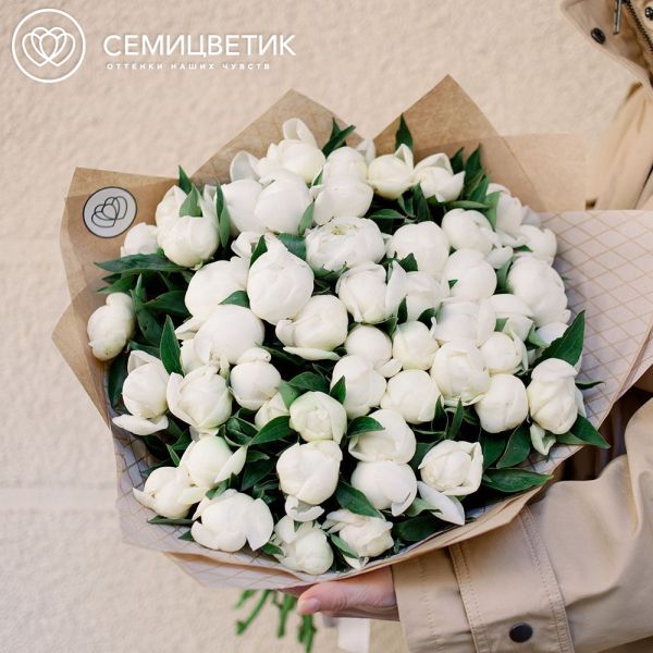 Букет из 51 белый пион Standart в упаковке