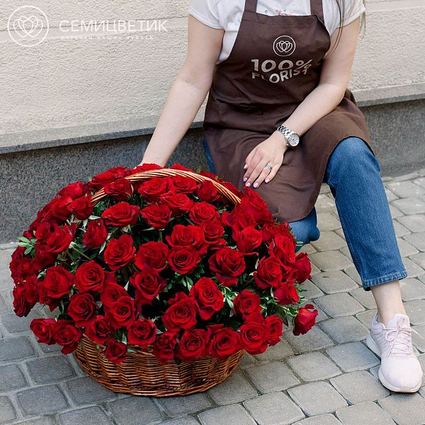 Композиция из 101 красной с темной каймой розы Магия (Россия) в корзине