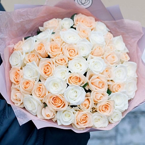 Большой букет  из 51 белой и кремовой розы 40 см (Россия) в сиреневой пленке