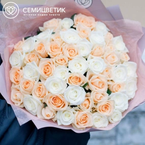Букет из 51 белой и кремовой розы 40 см (Россия) в сиреневой пленке