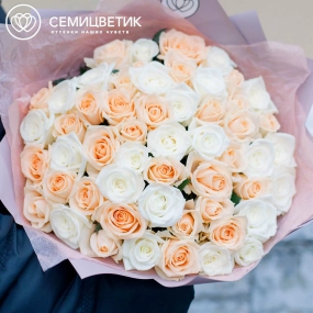 Букет из 51 белой и кремовой розы 40 см (Россия) в сиреневой пленке