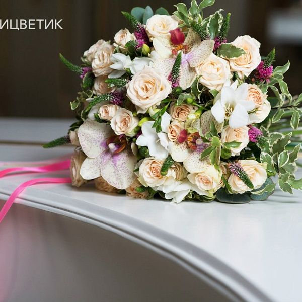 Свадебный букет из кустовой розы, орхидеи фаленопсис и вероники