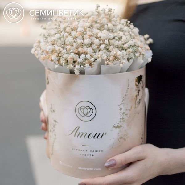 Букет в бежевой шляпной коробке Amour Mini из 7 бежевых гипсофил