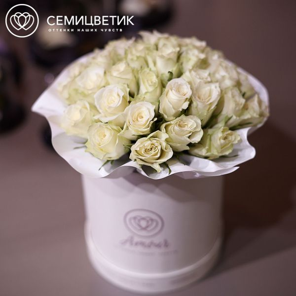 Букет в белой шляпной коробке Amour Mini из 35 белых роз (Кения)