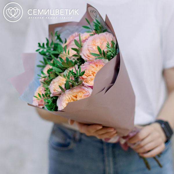 Букет из 9 персиковых пионовидных роз Flash Back 40 см c фисташкой в сиреневой пленке