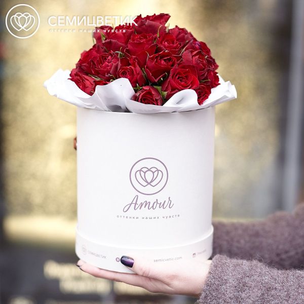 Букет в белой шляпной коробке Amour Mini из 35 красных роз (Кения)