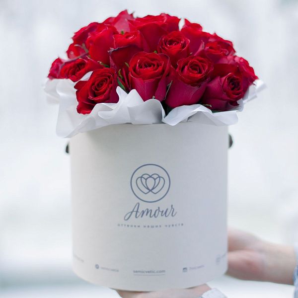 Букет в белой шляпной коробке Amour Mini из 29 красных роз (Кения) Premium