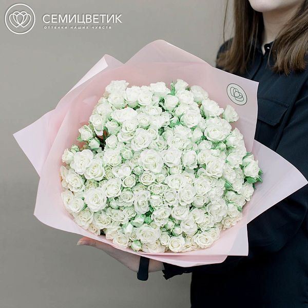 51 белая кустовая роза Snowflake 40 см (Кения) в дизайнерской упаковке ZL