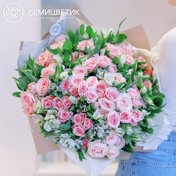 Букет из 20 белых альстромерий и 31 розовой кустовой розы