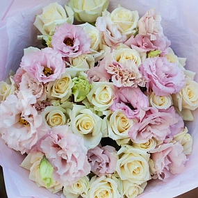 Букет из 26 белых роз 35-40 см (Россия) и 7 розовых лизиантусов в розовой пленке