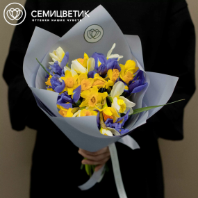 Букет из 20 нарциссов и 9 ирисов в сиреневой пленке