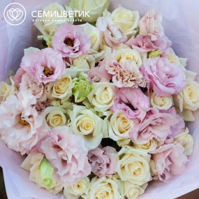 Букет из 26 белых роз 35-40 см (Россия) и 7 розовых лизиантусов в розовой пленке