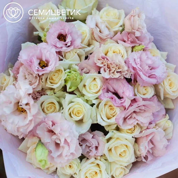 Букет из 26 белых роз 35-40 см (Россия) и 7 розовых лизиантусов в розовой пленке