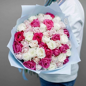 Букет из 51 белой, малиновой и нежно-розовой розы 70 см (Россия) в голубой пленке