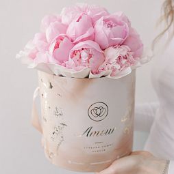 Букет в бежевой шляпной коробке Amour Mini из 21 розового пиона Standart Plus