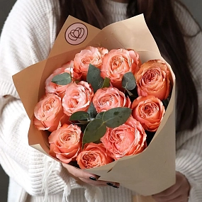 Букет из 11 персиковых пионовидных роз Kahala 50 см (Эквадор) с эвкалиптом