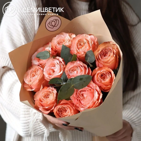 Букет из 11 персиковых пионовидных роз Kahala 50 см (Эквадор) с эвкалиптом