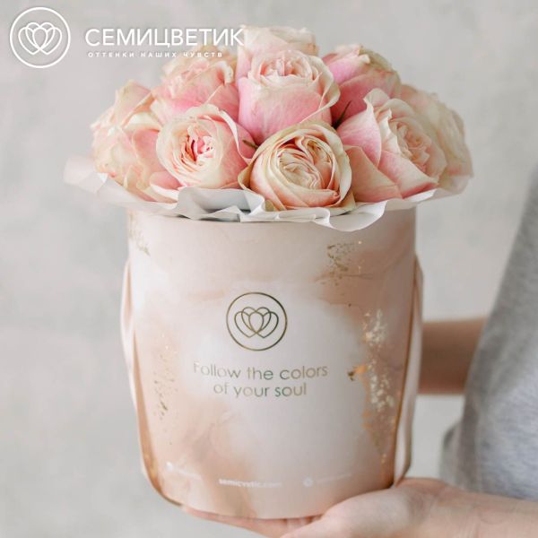 Букет в бежевой шляпной коробке Amour Mini из 17 нежно-розовых пионовидных роз Swan Grace