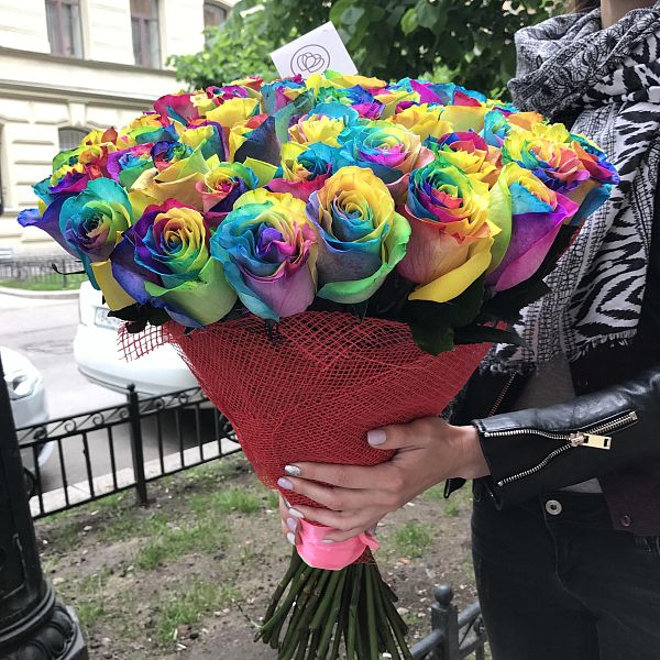 Букет из 51 радужной розы 60 см (Эквадор) в упаковке