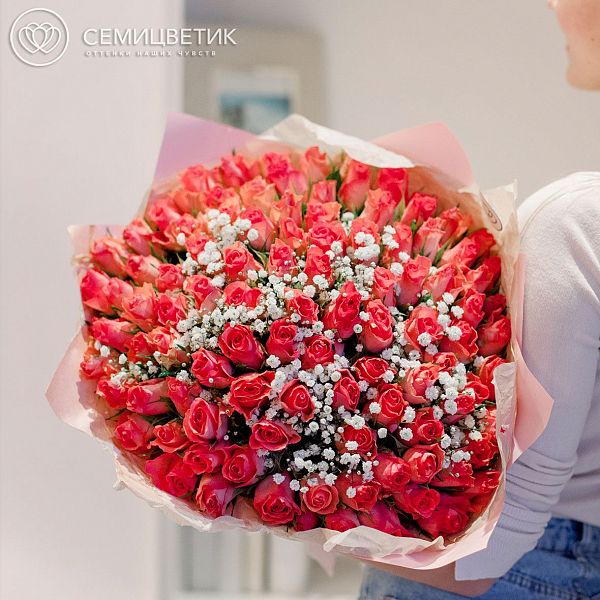 Букет из 101 розовой розы 40 см (Кения) с белой гипсофилой