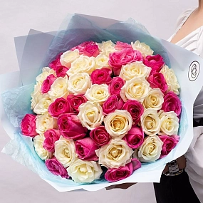 Большой букет  из 51 розовой и белой розы 40 см (Россия) в сиреневой пленке