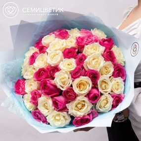 Букет из 51 розовой и белой розы 40 см (Россия) в сиреневой пленке