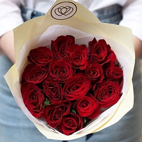 Букет из 15 красных роз 30 см (Кения) в кремовой пленке
