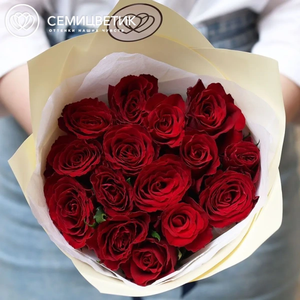 Букет из 15 красных роз 30 см (Кения) в кремовой пленке