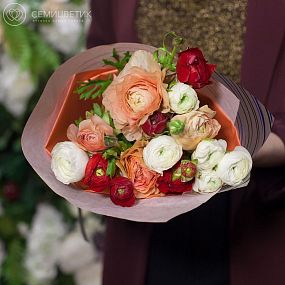 Букет из 15 ранункулюсов микс
