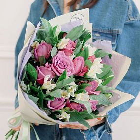 Букет из 15 сиреневых роз 40 см (Кения) и 7 белых альстромерий