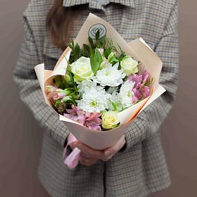 Мини-букет  из альстромерий в розовых тонах, роз и хризантемы с зеленью в кремовой пленке