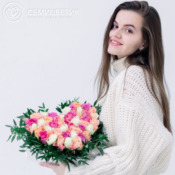 Композиция-сердце с розой микс (Кения) и фисташкой