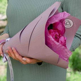 Букет из 5 ярко-розовых пионов Standart Plus