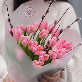 Мини-букет  из 25 розовых тюльпанов 40 см с веточками вербы